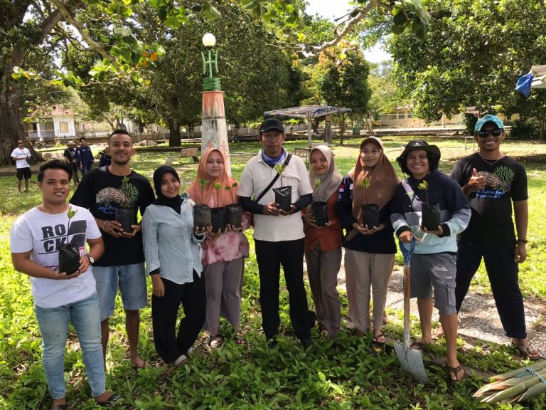 Spreading Ocean Awareness in Maluku: World Mangrove Day Planting and Independence Day Beach Clean Up
